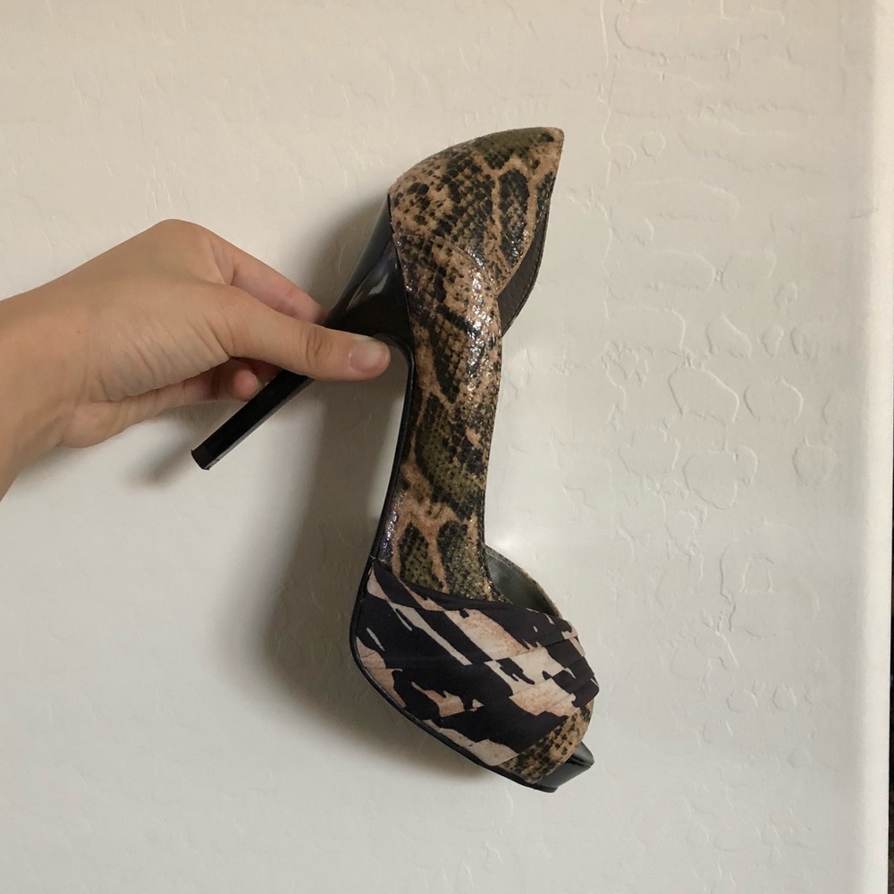 Excellent condition GUESS open toe heels.